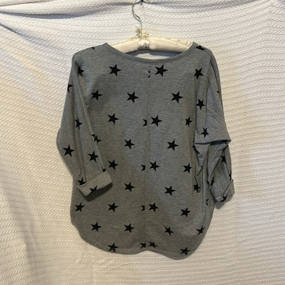 Kim and Cami half way long sleeve gray shirt with black stars size medium women - Picture 5 of 7